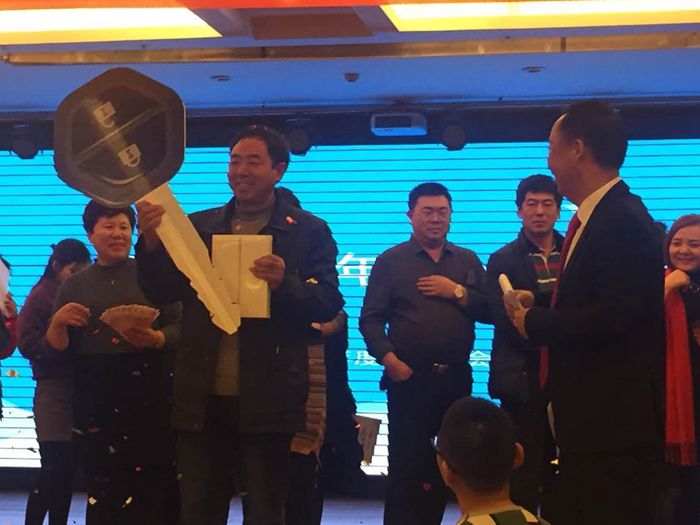 新飞暖气片代理商抽到商务面包车及IPAD